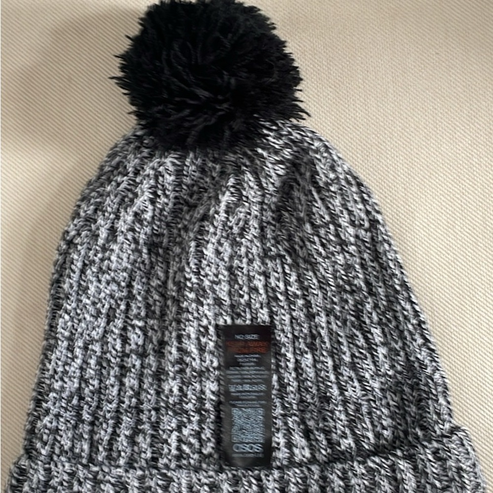 ASOS knit hat with pom-pom on top white and gray in excellent condition